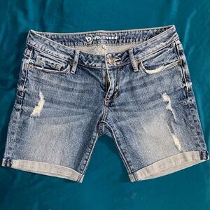 Bullhead Blue Jean Denim Cuffed Distressed Bermuda Shorts Size 3 - 6” Inseam